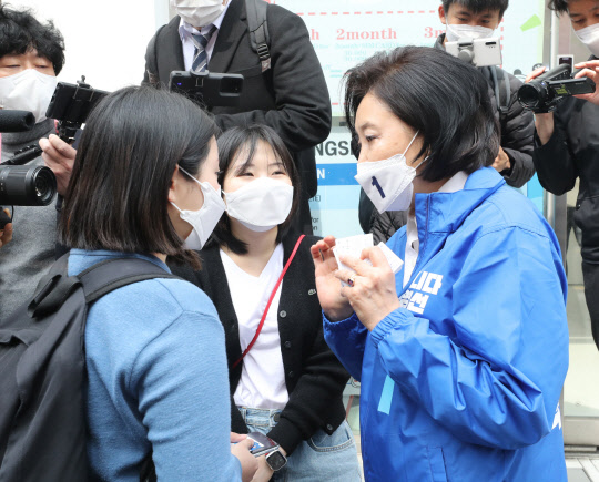 더불어민주당 박영선 서울시장 후보가 26일 오후 서울 서대문구 신촌이대거리를 찾아 거리유세 중 대학생들의 고민상담을 하고 있다. <국회사진기자단>